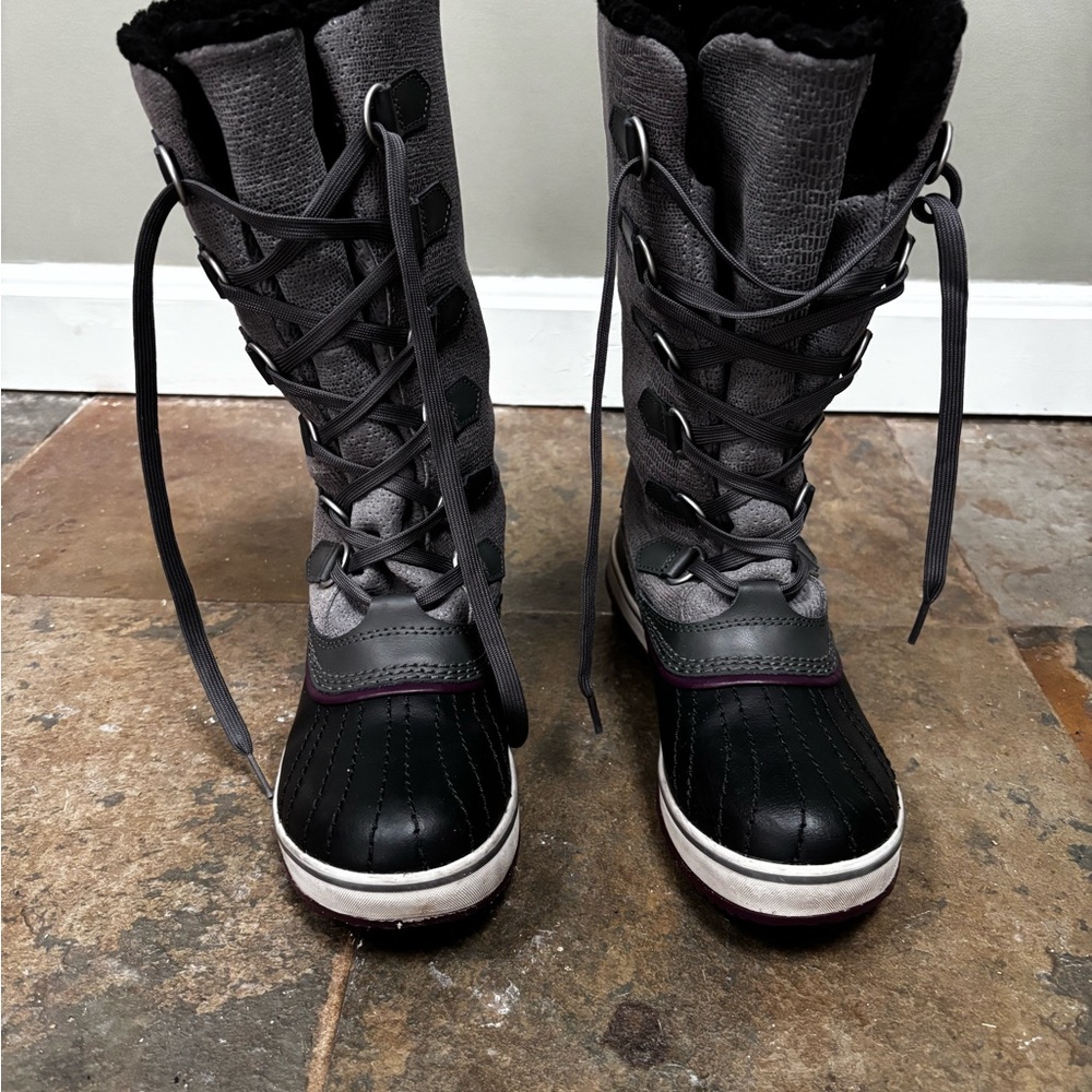 Stylish Women's Black and Gray Winter Boots